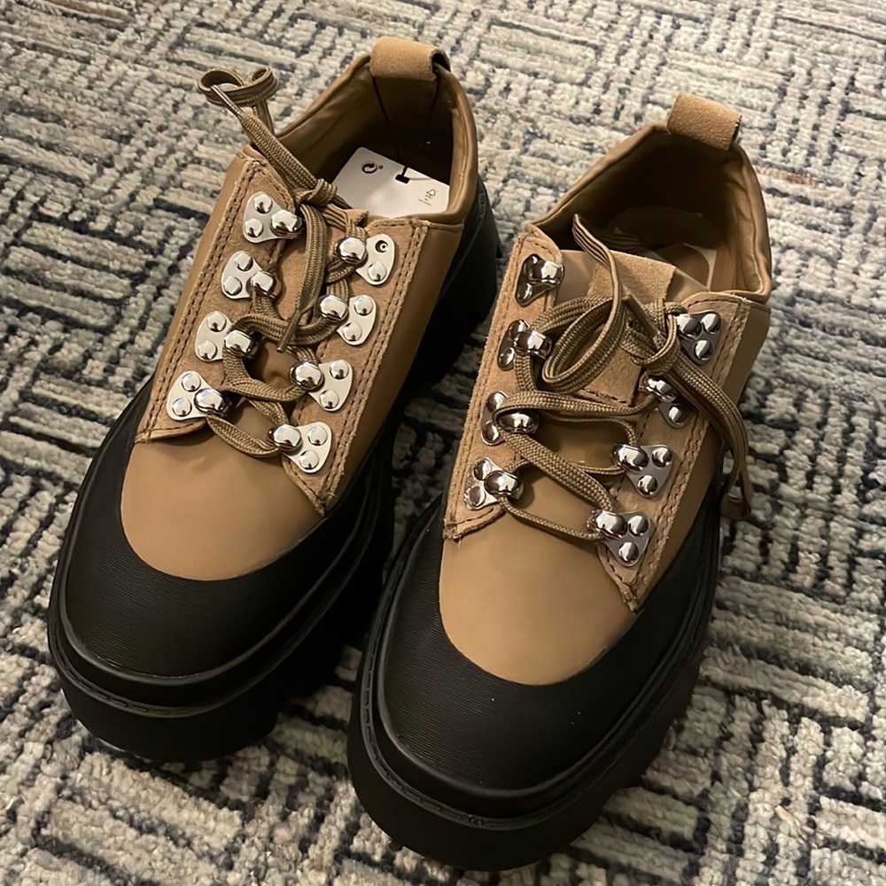 Zara low heel hiking shoes in taupe gray / size 6 / broken rivet